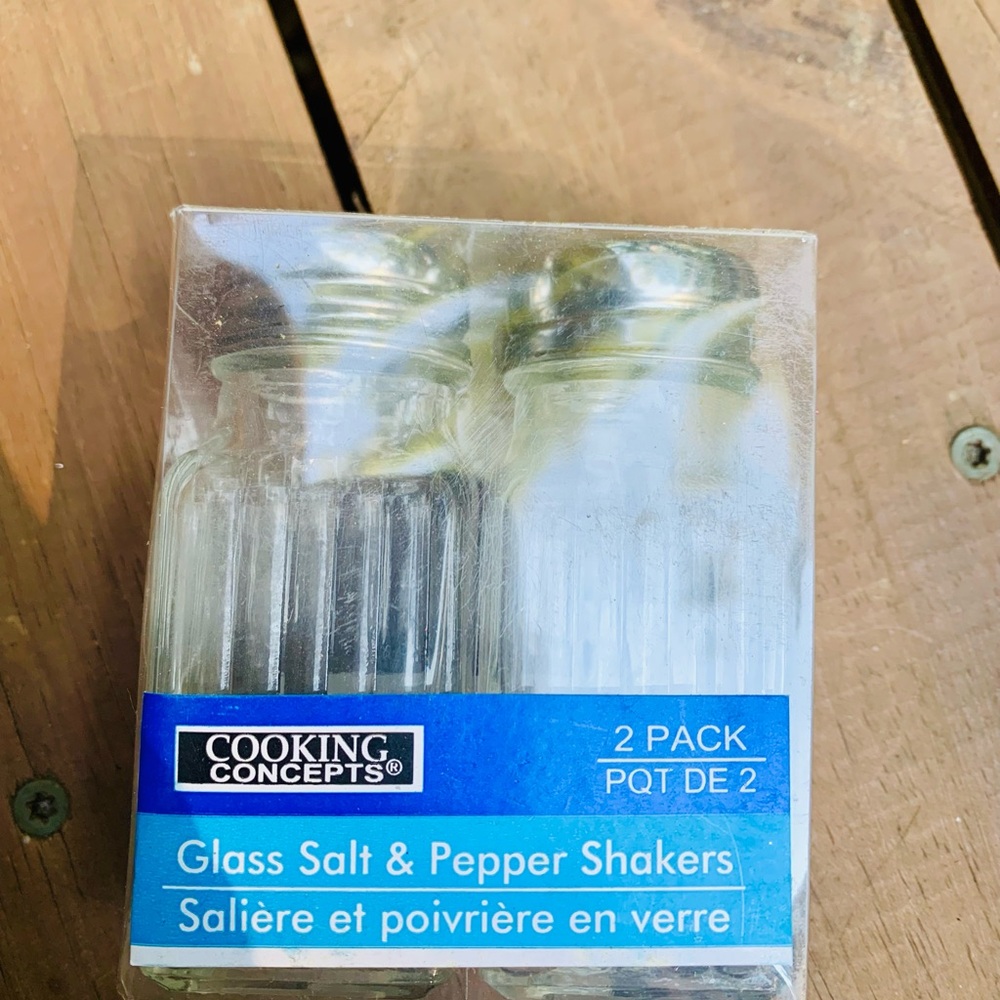 Cooking Concepts Glass salt and pepper shakers with metal screw tops NWT